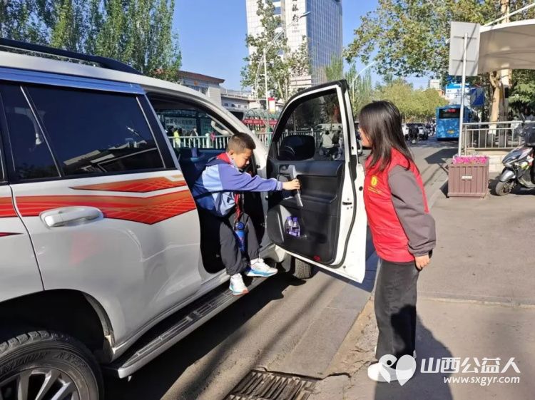 爱心护学岗暖心护成长 阳泉市义工协会在北大街小学的校门外协助交警护送学生进入学校共同维护校园周边交通秩序 - 第34张