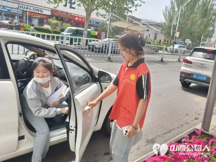 爱心护学岗暖心护成长 阳泉市义工协会在北大街小学的校门外协助交警护送学生进入学校共同维护校园周边交通秩序 - 第33张 - 山西公益人 爱心护学岗暖心护成长 阳泉市义工协会在北大街小学的校门外协助交警护送学生进入学校共同维护校园周边交通秩序 - 第33张
