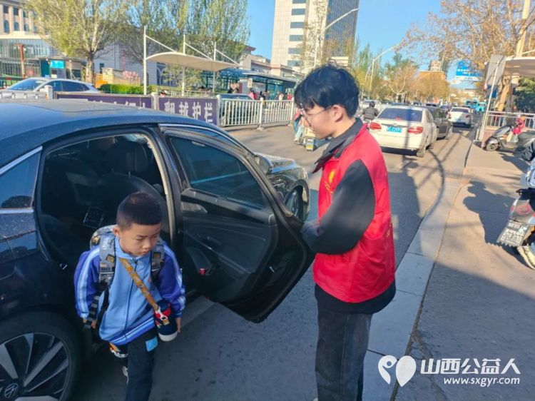 爱心护学岗暖心护成长 阳泉市义工协会在北大街小学的校门外协助交警护送学生进入学校共同维护校园周边交通秩序 - 第23张 - 山西公益人 爱心护学岗暖心护成长 阳泉市义工协会在北大街小学的校门外协助交警护送学生进入学校共同维护校园周边交通秩序 - 第23张