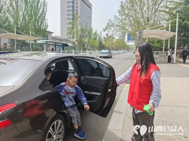爱心护学岗暖心护成长 阳泉市义工协会在北大街小学的校门外协助交警护送学生进入学校共同维护校园周边交通秩序 - 第22张 - 山西公益人 爱心护学岗暖心护成长 阳泉市义工协会在北大街小学的校门外协助交警护送学生进入学校共同维护校园周边交通秩序 - 第22张
