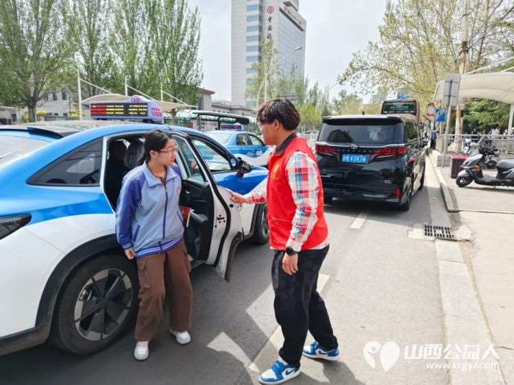 爱心护学岗暖心护成长 阳泉市义工协会在北大街小学的校门外协助交警护送学生进入学校共同维护校园周边交通秩序 - 第19张
