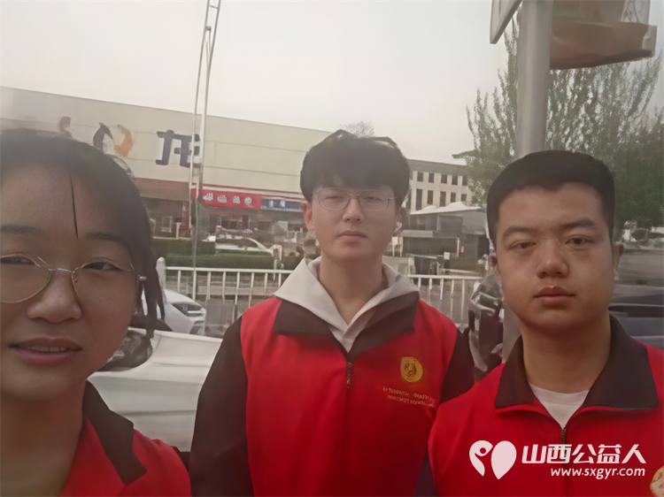 爱心护学岗暖心护成长 阳泉市义工协会在北大街小学的校门外协助交警护送学生进入学校共同维护校园周边交通秩序 - 第53张 - 山西公益人 爱心护学岗暖心护成长 阳泉市义工协会在北大街小学的校门外协助交警护送学生进入学校共同维护校园周边交通秩序 - 第53张