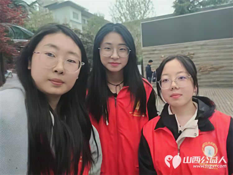 爱心护学岗暖心护成长 阳泉市义工协会在北大街小学的校门外协助交警护送学生进入学校共同维护校园周边交通秩序 - 第47张 - 山西公益人 爱心护学岗暖心护成长 阳泉市义工协会在北大街小学的校门外协助交警护送学生进入学校共同维护校园周边交通秩序 - 第47张
