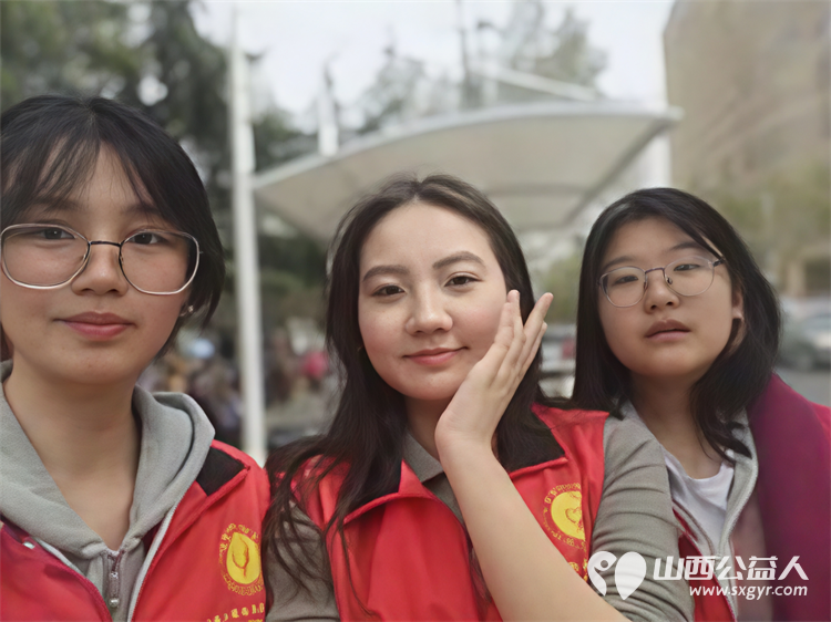 爱心护学岗暖心护成长 阳泉市义工协会在北大街小学的校门外协助交警护送学生进入学校共同维护校园周边交通秩序 - 第46张