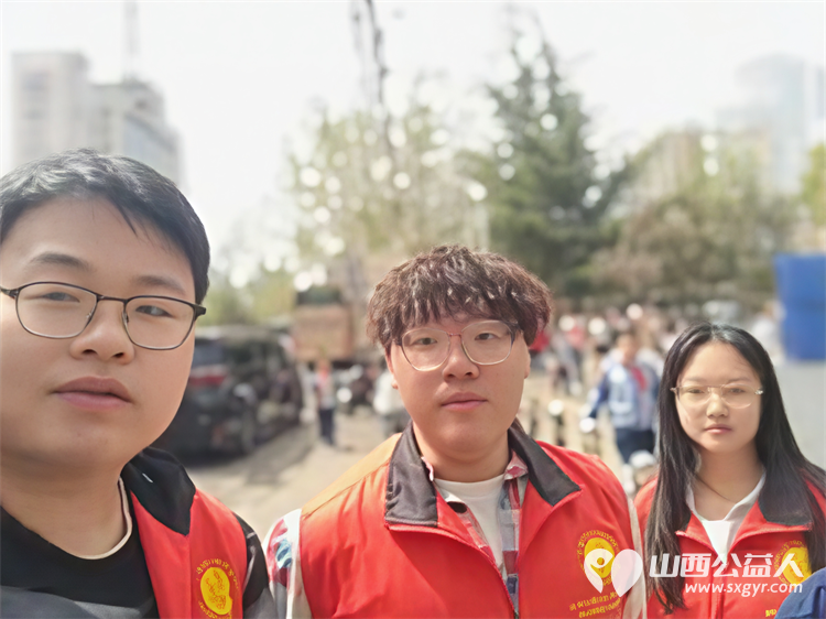 爱心护学岗暖心护成长 阳泉市义工协会在北大街小学的校门外协助交警护送学生进入学校共同维护校园周边交通秩序 - 第45张 - 山西公益人 爱心护学岗暖心护成长 阳泉市义工协会在北大街小学的校门外协助交警护送学生进入学校共同维护校园周边交通秩序 - 第45张