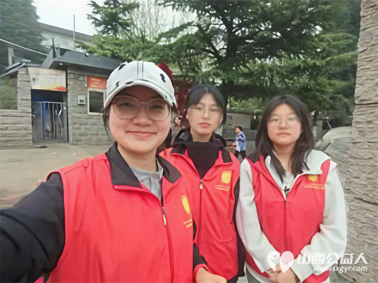 爱心护学岗暖心护成长 阳泉市义工协会在北大街小学的校门外协助交警护送学生进入学校共同维护校园周边交通秩序 - 第41张