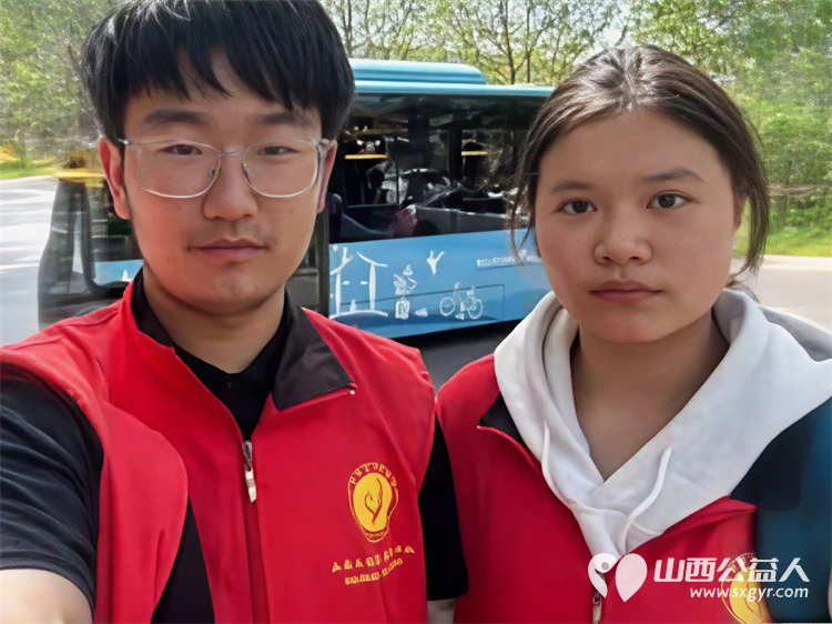 爱心护学岗暖心护成长 阳泉市义工协会在北大街小学的校门外协助交警护送学生进入学校共同维护校园周边交通秩序 - 第40张 - 山西公益人 爱心护学岗暖心护成长 阳泉市义工协会在北大街小学的校门外协助交警护送学生进入学校共同维护校园周边交通秩序 - 第40张