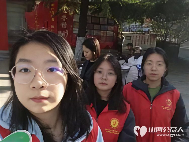 爱心护学岗暖心护成长 阳泉市义工协会在北大街小学的校门外协助交警护送学生进入学校共同维护校园周边交通秩序 - 第42张 - 山西公益人 爱心护学岗暖心护成长 阳泉市义工协会在北大街小学的校门外协助交警护送学生进入学校共同维护校园周边交通秩序 - 第42张