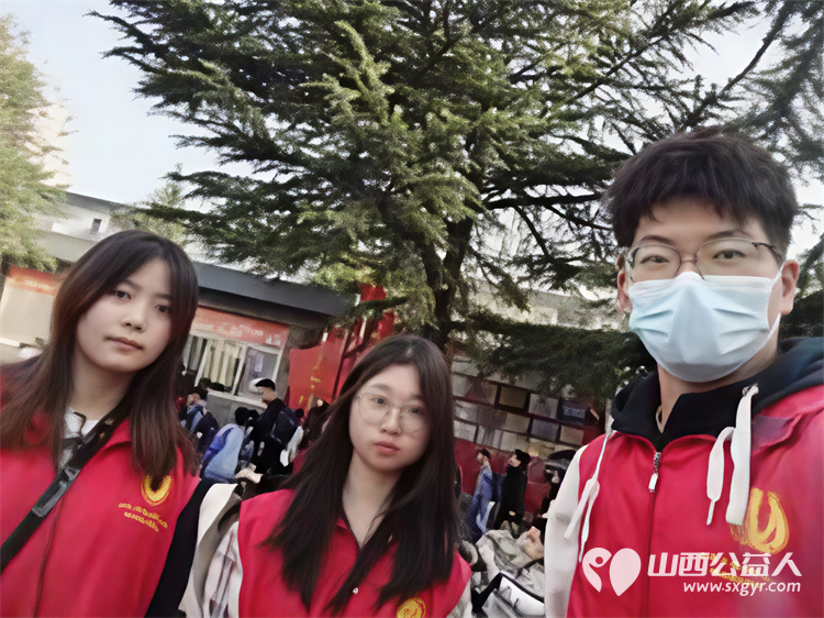 爱心护学岗暖心护成长 阳泉市义工协会在北大街小学的校门外协助交警护送学生进入学校共同维护校园周边交通秩序 - 第38张 - 山西公益人 爱心护学岗暖心护成长 阳泉市义工协会在北大街小学的校门外协助交警护送学生进入学校共同维护校园周边交通秩序 - 第38张