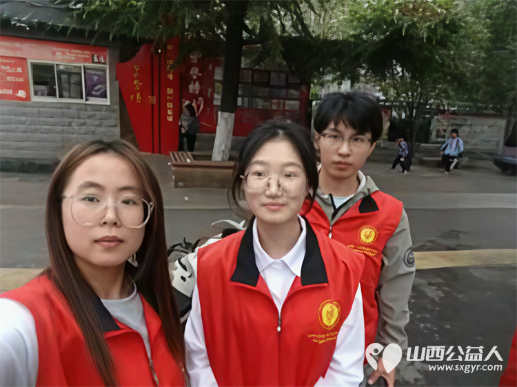 爱心护学岗暖心护成长 阳泉市义工协会在北大街小学的校门外协助交警护送学生进入学校共同维护校园周边交通秩序 - 第36张 - 山西公益人 爱心护学岗暖心护成长 阳泉市义工协会在北大街小学的校门外协助交警护送学生进入学校共同维护校园周边交通秩序 - 第36张