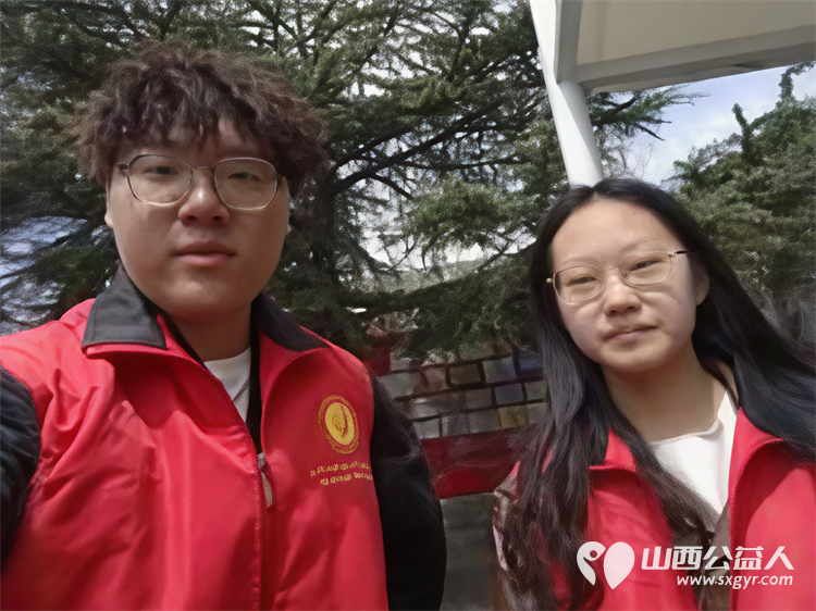 爱心护学岗暖心护成长 阳泉市义工协会在北大街小学的校门外协助交警护送学生进入学校共同维护校园周边交通秩序 - 第5张