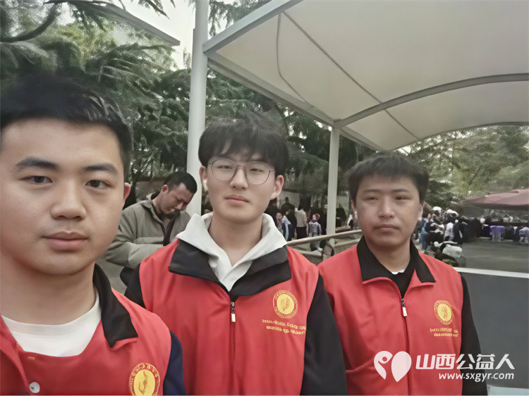 爱心护学岗暖心护成长 阳泉市义工协会在北大街小学的校门外协助交警护送学生进入学校共同维护校园周边交通秩序 - 第2张 - 山西公益人 爱心护学岗暖心护成长 阳泉市义工协会在北大街小学的校门外协助交警护送学生进入学校共同维护校园周边交通秩序 - 第2张