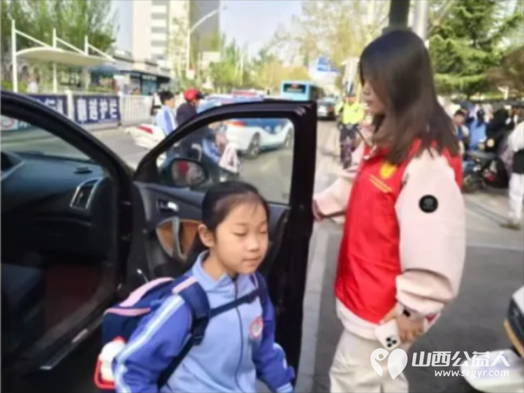 爱心护学岗暖心护成长 阳泉市义工协会在北大街小学的校门外协助交警护送学生进入学校共同维护校园周边交通秩序 - 第10张 - 山西公益人 爱心护学岗暖心护成长 阳泉市义工协会在北大街小学的校门外协助交警护送学生进入学校共同维护校园周边交通秩序 - 第10张