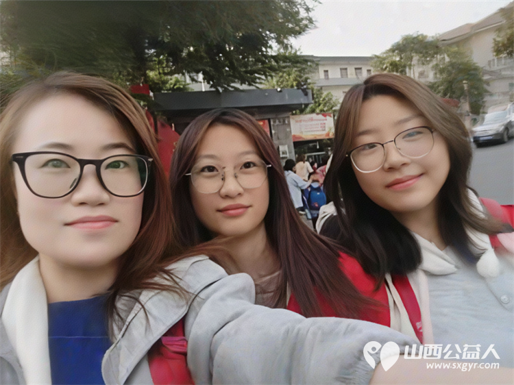 爱心护学岗暖心护成长 阳泉市义工协会在北大街小学的校门外协助交警护送学生进入学校共同维护校园周边交通秩序 - 第1张