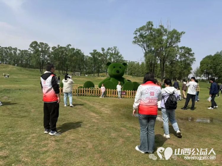劳动践初心文明润心田----长治市正能量公益协会组织志愿者五一节漳泽湖志愿服务进行时 - 第6张 - 山西公益人 劳动践初心文明润心田----长治市正能量公益协会组织志愿者五一节漳泽湖志愿服务进行时 - 第6张