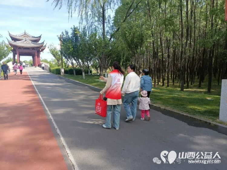 劳动践初心文明润心田----长治市正能量公益协会组织志愿者五一节漳泽湖志愿服务进行时 - 第7张 - 山西公益人 劳动践初心文明润心田----长治市正能量公益协会组织志愿者五一节漳泽湖志愿服务进行时 - 第7张