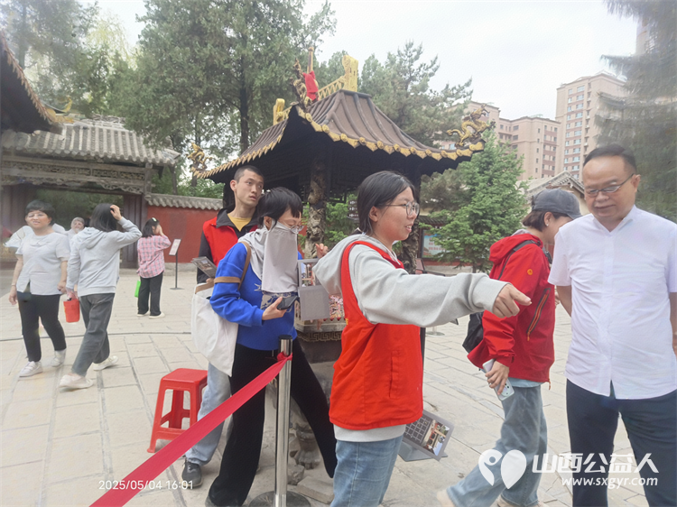 五一劳动节期间长治市阳光困境儿童帮扶协会志愿者走进潞州观音堂景点开展文明游园服务 - 第2张 - 山西公益人 五一劳动节期间长治市阳光困境儿童帮扶协会志愿者走进潞州观音堂景点开展文明游园服务 - 第2张