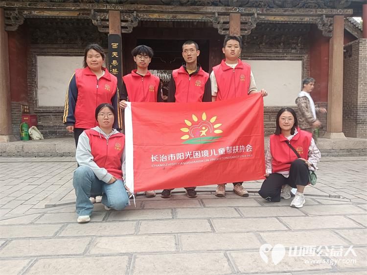 五一劳动节期间长治市阳光困境儿童帮扶协会志愿者走进潞州观音堂景点开展文明游园服务 - 第1张 - 山西公益人 五一劳动节期间长治市阳光困境儿童帮扶协会志愿者走进潞州观音堂景点开展文明游园服务 - 第1张