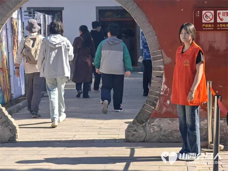 五一劳动节期间长治市阳光困境儿童帮扶协会志愿者走进潞州观音堂景点开展文明游园服务 - 第7张 - 山西公益人 五一劳动节期间长治市阳光困境儿童帮扶协会志愿者走进潞州观音堂景点开展文明游园服务 - 第7张