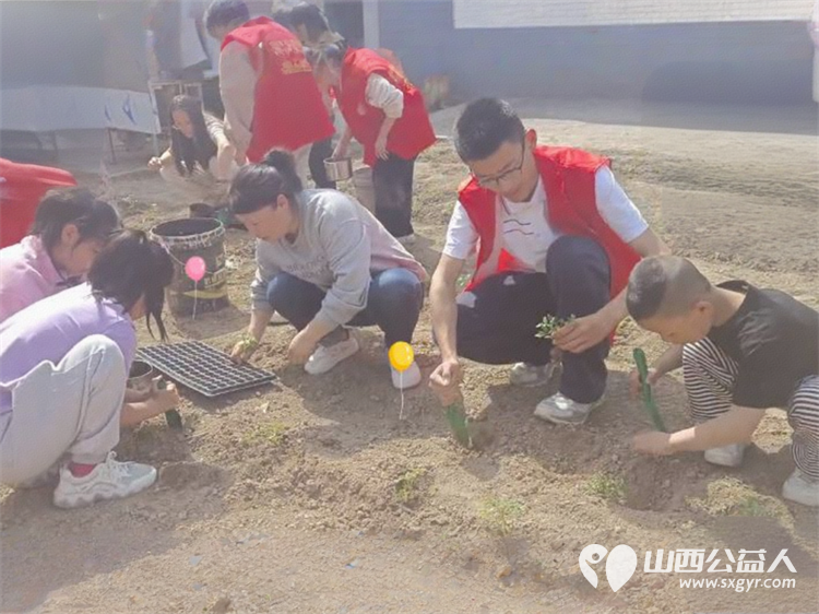 五一劳动节期间长治市善泽留守困境儿童救助协会组织了一场别开生面的“劳动播种希望,爱心温暖夕阳”主题活动 - 第4张 - 山西公益人 五一劳动节期间长治市善泽留守困境儿童救助协会组织了一场别开生面的“劳动播种希望,爱心温暖夕阳”主题活动 - 第4张
