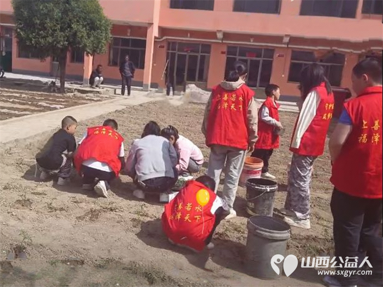 五一劳动节期间长治市善泽留守困境儿童救助协会组织了一场别开生面的“劳动播种希望,爱心温暖夕阳”主题活动 - 第6张 - 山西公益人 五一劳动节期间长治市善泽留守困境儿童救助协会组织了一场别开生面的“劳动播种希望,爱心温暖夕阳”主题活动 - 第6张