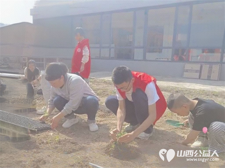 五一劳动节期间长治市善泽留守困境儿童救助协会组织了一场别开生面的“劳动播种希望,爱心温暖夕阳”主题活动 - 第5张 - 山西公益人 五一劳动节期间长治市善泽留守困境儿童救助协会组织了一场别开生面的“劳动播种希望,爱心温暖夕阳”主题活动 - 第5张