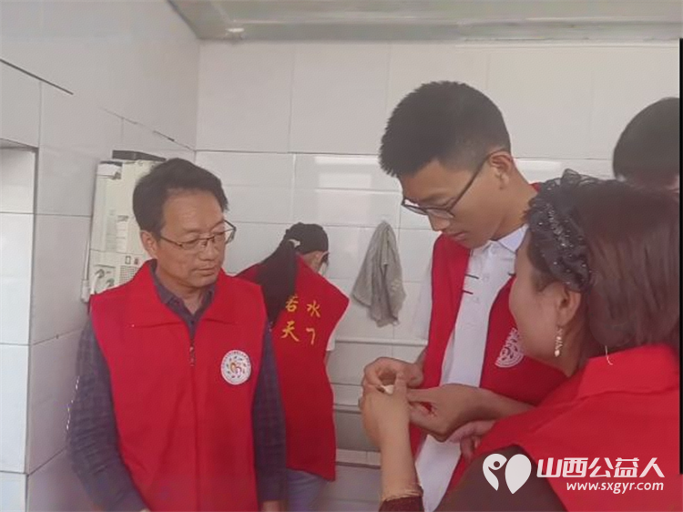 五一劳动节期间长治市善泽留守困境儿童救助协会组织了一场别开生面的“劳动播种希望,爱心温暖夕阳”主题活动 - 第12张 - 山西公益人 五一劳动节期间长治市善泽留守困境儿童救助协会组织了一场别开生面的“劳动播种希望,爱心温暖夕阳”主题活动 - 第12张