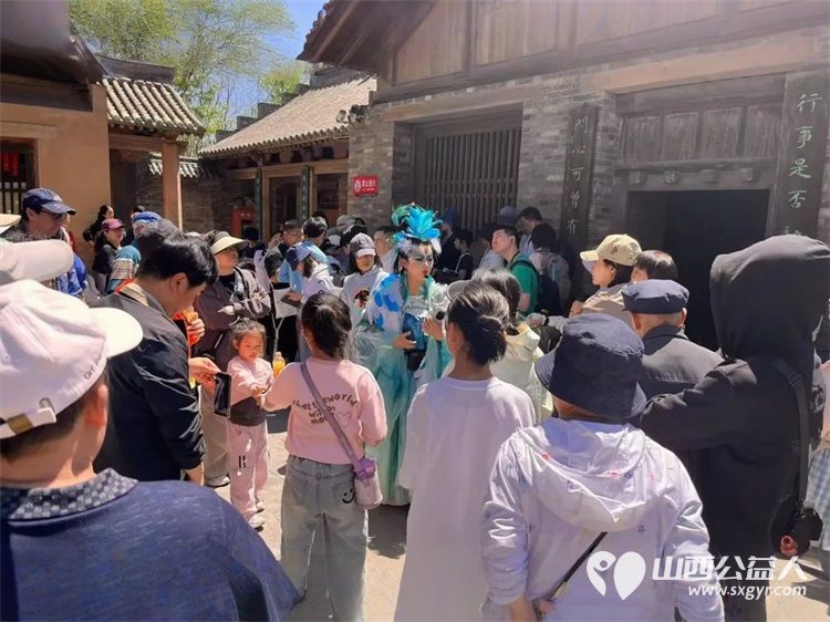 长治市文物保护志愿者服务中心组织志愿者在五一劳动节期间在城隍庙、崇庆寺、法兴寺进行志愿讲解引导登记等服务工作 - 第26张 - 山西公益人 长治市文物保护志愿者服务中心组织志愿者在五一劳动节期间在城隍庙、崇庆寺、法兴寺进行志愿讲解引导登记等服务工作 - 第26张