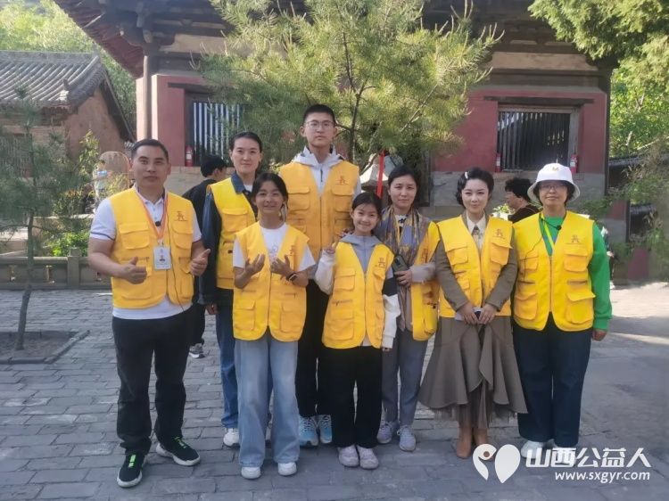 长治市文物保护志愿者服务中心组织志愿者在五一劳动节期间在城隍庙、崇庆寺、法兴寺进行志愿讲解引导登记等服务工作 - 第1张 - 山西公益人 长治市文物保护志愿者服务中心组织志愿者在五一劳动节期间在城隍庙、崇庆寺、法兴寺进行志愿讲解引导登记等服务工作 - 第1张