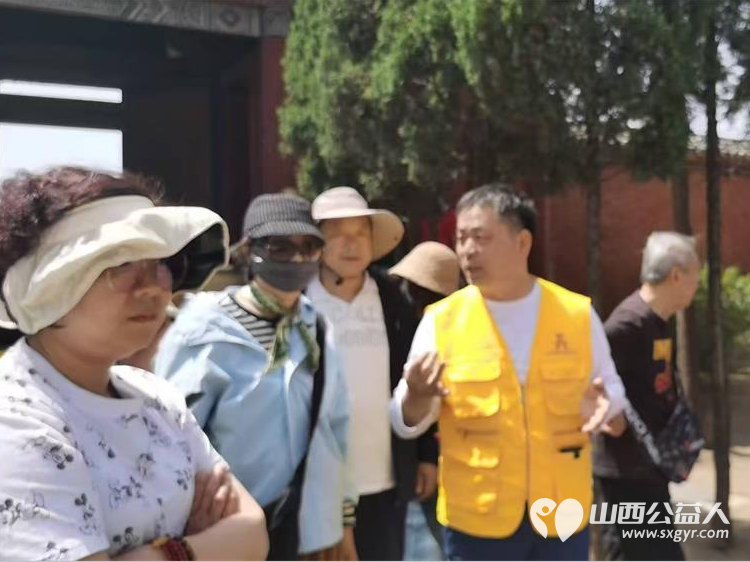 长治市文物保护志愿者服务中心组织志愿者在五一劳动节期间在城隍庙、崇庆寺、法兴寺进行志愿讲解引导登记等服务工作 - 第6张 - 山西公益人 长治市文物保护志愿者服务中心组织志愿者在五一劳动节期间在城隍庙、崇庆寺、法兴寺进行志愿讲解引导登记等服务工作 - 第6张