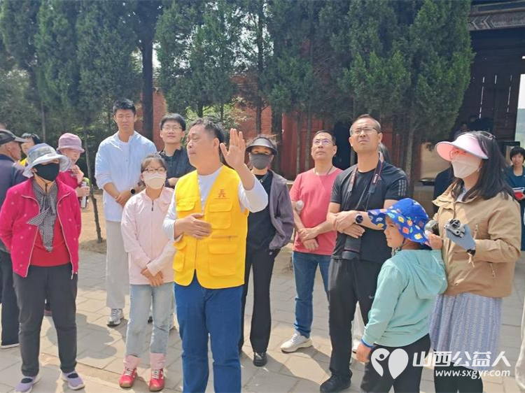 长治市文物保护志愿者服务中心组织志愿者在五一劳动节期间在城隍庙、崇庆寺、法兴寺进行志愿讲解引导登记等服务工作 - 第2张 - 山西公益人 长治市文物保护志愿者服务中心组织志愿者在五一劳动节期间在城隍庙、崇庆寺、法兴寺进行志愿讲解引导登记等服务工作 - 第2张