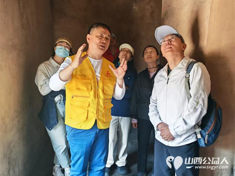 长治市文物保护志愿者服务中心组织志愿者在五一劳动节期间在城隍庙、崇庆寺、法兴寺进行志愿讲解引导登记等服务工作 - 第3张 - 山西公益人 长治市文物保护志愿者服务中心组织志愿者在五一劳动节期间在城隍庙、崇庆寺、法兴寺进行志愿讲解引导登记等服务工作 - 第3张