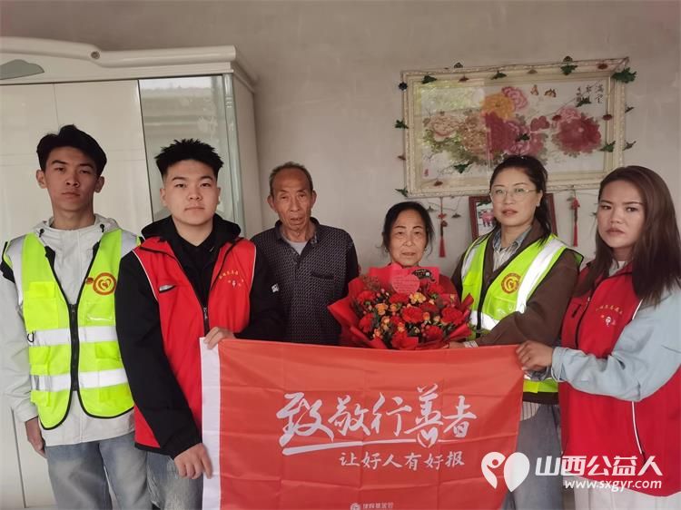 情系母亲节致敬楷模风 文水县爱心帮扶志愿者协会志愿者们走进东石侯村看望慰问行善者成兆娥为她送去节日的祝福与社会的关怀 - 第2张 - 山西公益人 情系母亲节致敬楷模风 文水县爱心帮扶志愿者协会志愿者们走进东石侯村看望慰问行善者成兆娥为她送去节日的祝福与社会的关怀 - 第2张