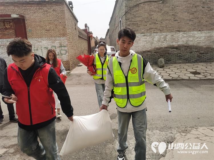 情系母亲节致敬楷模风 文水县爱心帮扶志愿者协会志愿者们走进东石侯村看望慰问行善者成兆娥为她送去节日的祝福与社会的关怀 - 第6张 - 山西公益人 情系母亲节致敬楷模风 文水县爱心帮扶志愿者协会志愿者们走进东石侯村看望慰问行善者成兆娥为她送去节日的祝福与社会的关怀 - 第6张