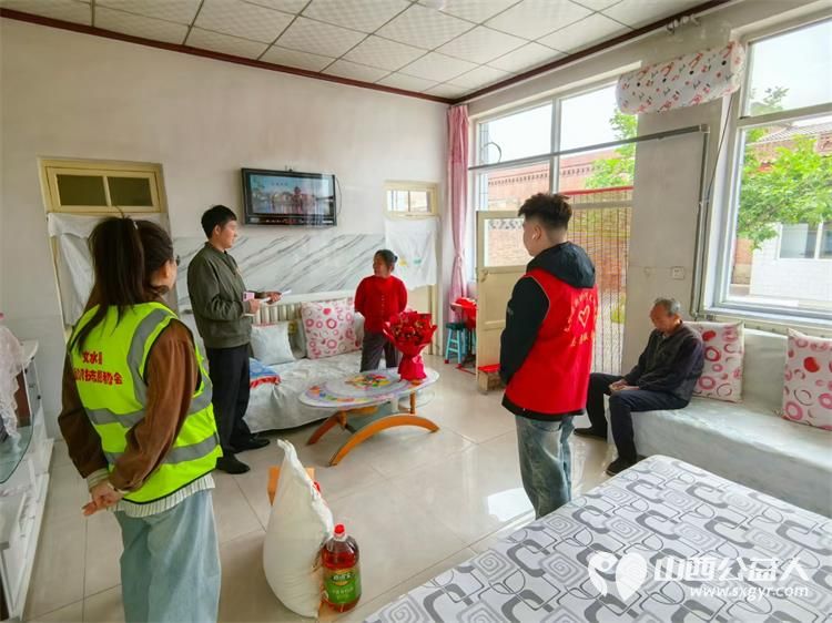 情系母亲节致敬楷模风 文水县爱心帮扶志愿者协会志愿者们走进东石侯村看望慰问行善者成兆娥为她送去节日的祝福与社会的关怀 - 第8张 - 山西公益人 情系母亲节致敬楷模风 文水县爱心帮扶志愿者协会志愿者们走进东石侯村看望慰问行善者成兆娥为她送去节日的祝福与社会的关怀 - 第8张
