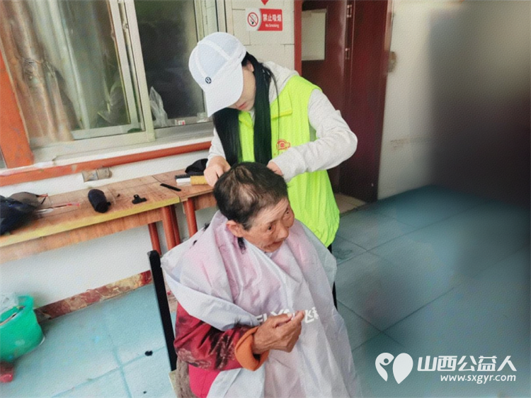 党员报到践初心志愿同行献爱心平安共建筑和谐---兴县顺风公益联合会走进康乐敬老院为老人们提供了义剪和卫生清理服务 - 第4张