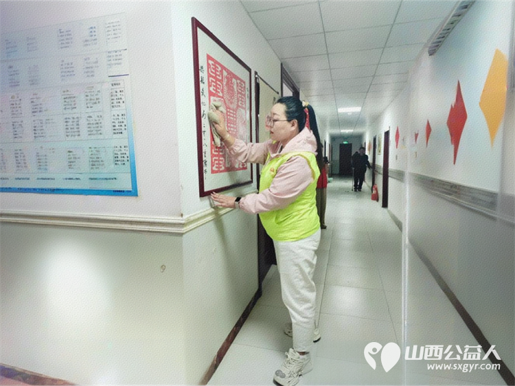 党员报到践初心志愿同行献爱心平安共建筑和谐---兴县顺风公益联合会走进康乐敬老院为老人们提供了义剪和卫生清理服务 - 第7张