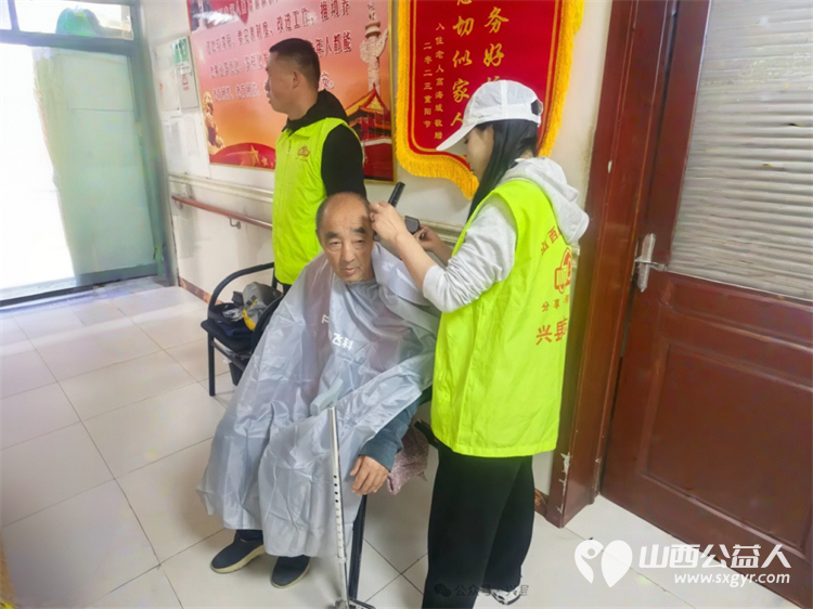 党员报到践初心志愿同行献爱心平安共建筑和谐---兴县顺风公益联合会走进康乐敬老院为老人们提供了义剪和卫生清理服务 - 第3张