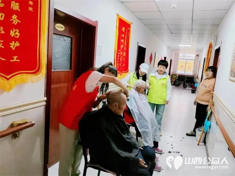 党员报到践初心志愿同行献爱心平安共建筑和谐---兴县顺风公益联合会走进康乐敬老院为老人们提供了义剪和卫生清理服务 - 第2张