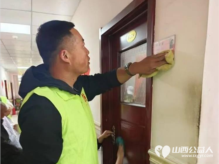 党员报到践初心志愿同行献爱心平安共建筑和谐---兴县顺风公益联合会走进康乐敬老院为老人们提供了义剪和卫生清理服务 - 第6张