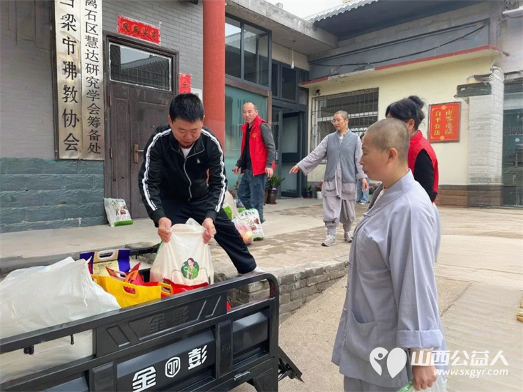 善行接力爱满吕梁——吕梁市离石区青年志愿者协会携手离石区政协委员慧达寺马凤雅师父向弘益心青年服务中心捐赠物资 - 第5张 - 山西公益人 善行接力爱满吕梁——吕梁市离石区青年志愿者协会携手离石区政协委员慧达寺马凤雅师父向弘益心青年服务中心捐赠物资 - 第5张
