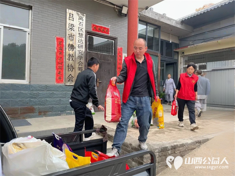 善行接力爱满吕梁——吕梁市离石区青年志愿者协会携手离石区政协委员慧达寺马凤雅师父向弘益心青年服务中心捐赠物资 - 第4张 - 山西公益人 善行接力爱满吕梁——吕梁市离石区青年志愿者协会携手离石区政协委员慧达寺马凤雅师父向弘益心青年服务中心捐赠物资 - 第4张