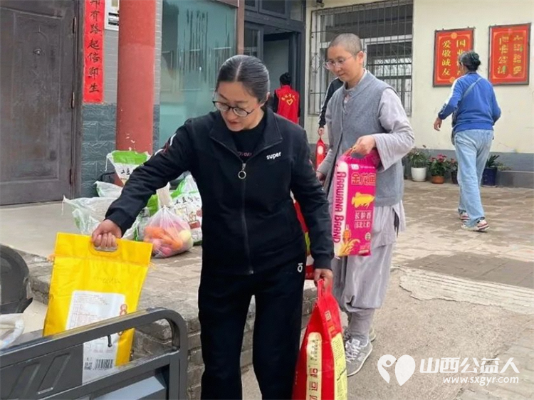 善行接力爱满吕梁——吕梁市离石区青年志愿者协会携手离石区政协委员慧达寺马凤雅师父向弘益心青年服务中心捐赠物资 - 第3张 - 山西公益人 善行接力爱满吕梁——吕梁市离石区青年志愿者协会携手离石区政协委员慧达寺马凤雅师父向弘益心青年服务中心捐赠物资 - 第3张