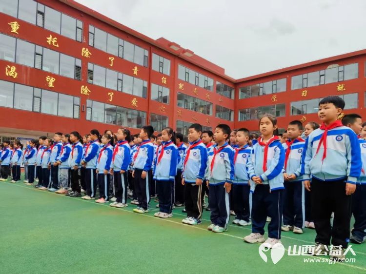 温暖我们的孩子拼装梦想绘出未来——石楼县青年志愿者协会向东风小学物资捐赠这不仅是衣物的传递更是温暖与善意的接力 - 第6张