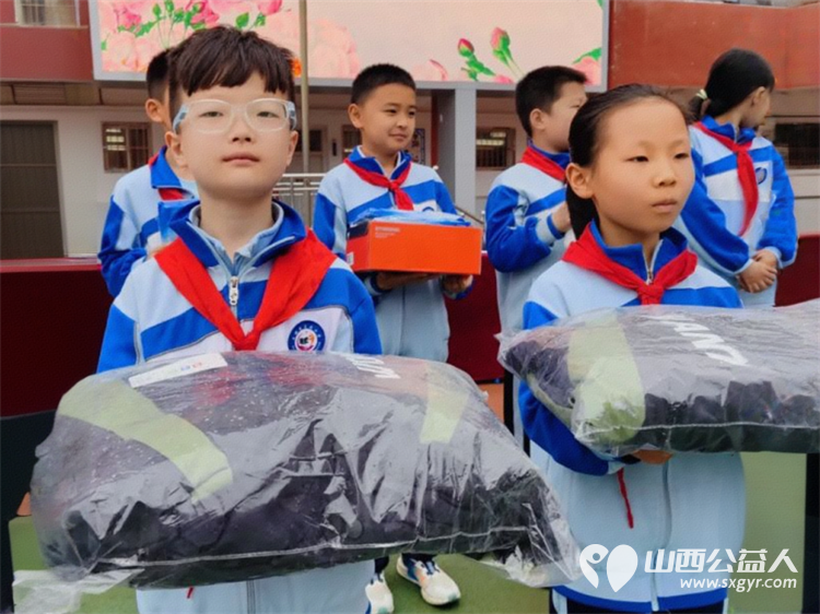 温暖我们的孩子拼装梦想绘出未来——石楼县青年志愿者协会向东风小学物资捐赠这不仅是衣物的传递更是温暖与善意的接力 - 第3张