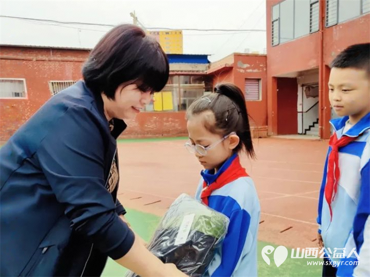 温暖我们的孩子拼装梦想绘出未来——石楼县青年志愿者协会向东风小学物资捐赠这不仅是衣物的传递更是温暖与善意的接力 - 第4张