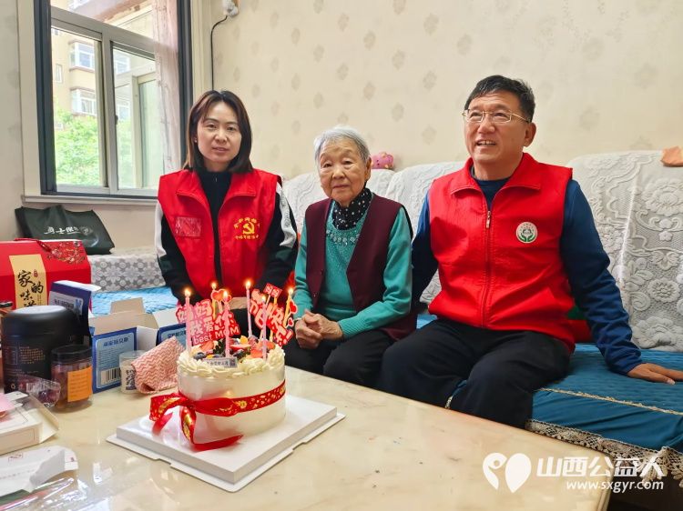 介休市敬老协会志愿者来到裕康嘉苑A区为特困李改香老人提前送上节日祝福祝李奶奶母亲节快乐 - 第2张 - 山西公益人 介休市敬老协会志愿者来到裕康嘉苑A区为特困李改香老人提前送上节日祝福祝李奶奶母亲节快乐 - 第2张