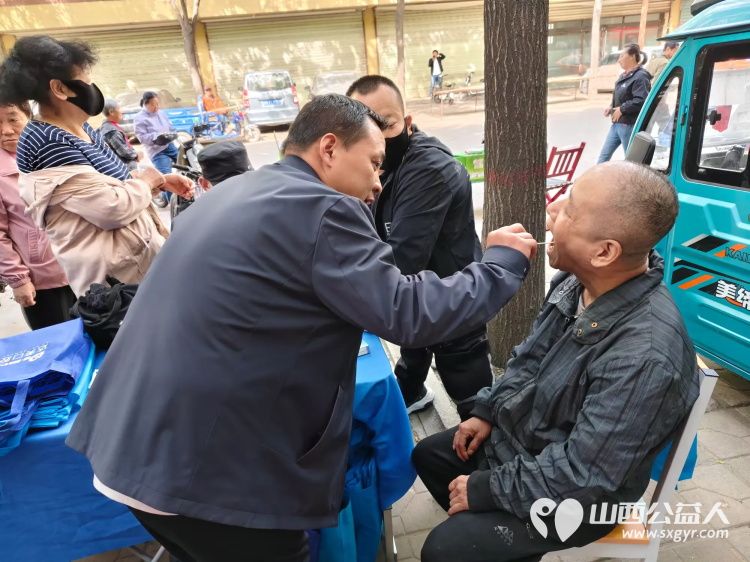 志愿服务进社区介休市敬老协会5月9日走进北坛街道花园街社区为老人们爱心理发爱心义诊 - 第17张 - 山西公益人 志愿服务进社区介休市敬老协会5月9日走进北坛街道花园街社区为老人们爱心理发爱心义诊 - 第17张
