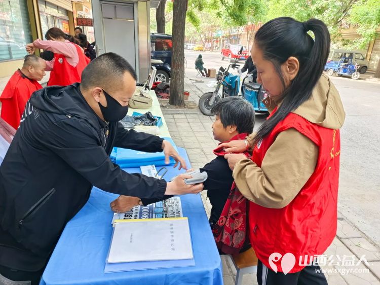 志愿服务进社区介休市敬老协会5月9日走进北坛街道花园街社区为老人们爱心理发爱心义诊 - 第22张 - 山西公益人 志愿服务进社区介休市敬老协会5月9日走进北坛街道花园街社区为老人们爱心理发爱心义诊 - 第22张