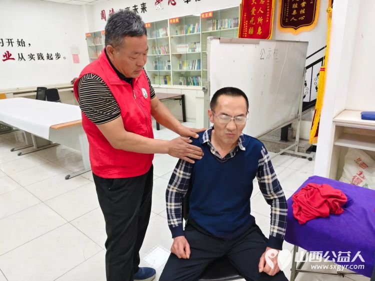 志愿服务进社区介休市敬老协会5月9日走进北坛街道花园街社区为老人们爱心理发爱心义诊 - 第27张 - 山西公益人 志愿服务进社区介休市敬老协会5月9日走进北坛街道花园街社区为老人们爱心理发爱心义诊 - 第27张